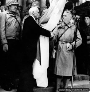 27 juin 1944 : cérémonie de la libération à l’hôtel de Ville de Cherbourg. Poignée de mains entre le maire, le docteur Paul Renault, et le Major General J. Lawton Collins commandant de le VII Corps. Photo : US National Archives