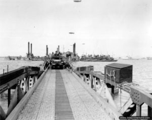 Vue d’un ponton du Mulberry A. Photo : US National Archives