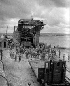 28 juillet 1944 : déchargement du matériel transporté par le Twickenham Ferry à Cherbourg. Photo : US National Archives