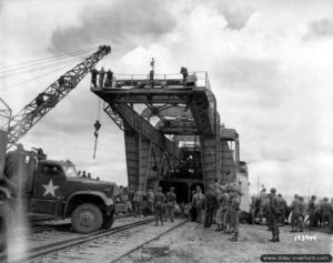 28 juillet 1944 : déchargement du matériel transporté par le Twickenham Ferry à Cherbourg. Photo : US National Archives