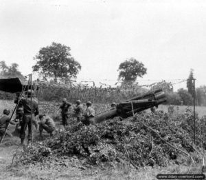 Une pièce M1 de 155 mm Howitzer en action dans le secteur de Saint-Lô. Photo : US National Archives