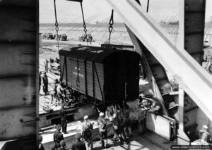 28 juillet 1944 : déchargement du matériel transporté par le Twickenham Ferry au port de Cherbourg. Photo : US National Archives