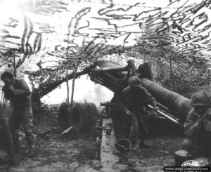 Une pièce "Long Tom" de 155 mm en action dans le secteur de Saint-Lô. Photo : US National Archives