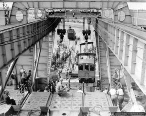 28 juillet 1944 : déchargement du matériel transporté par le Twickenham Ferry au port de Cherbourg. Photo : US National Archives