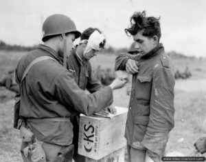 Un jeune soldat est contrôlé à Omaha Beach avant d'embarquer pour l'Angleterre. Photo : US National Archives