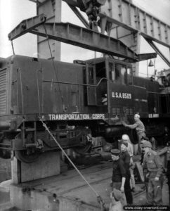28 juillet 1944 : déchargement du matériel transporté par le Twickenham Ferry à Cherbourg. Photo : US National Archives