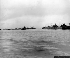 Mise en place du dispositif de brise-lames « Gooseberry » 2. Photo : US National Archives