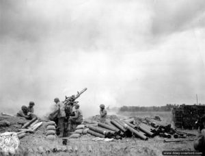 Une batterie de canon anti-aérien de 90 mm modèles M1 en action dans le secteur de Omaha. Photo : US National Archives