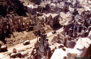 Le centre-ville de Saint-Lô en ruines en août 1944. Photo : US National Archives
