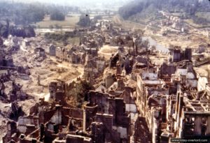 Le centre-ville de Saint-Lô en ruines en août 1944. Photo : US National Archives