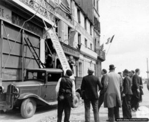 28 juin 1944 : la pancarte du foyer allemand est retirée à Cherbourg. Photo : US National Archives