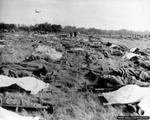 Rassemblement des corps de soldats au cimetière N°2 le 10 juin à Omaha Beach. Photo : US National Archives