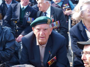 Colleville-Montgomery – Commémorations 2013 - Vétéran français Léon Gautier - Inauguration de la statue de Bill Millin. Photo : D-Day Overlord