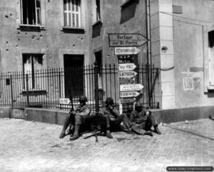 28 juin 1944 : poste de combat armé par des fantassins américains de la 4ème division d’infanterie à Cherbourg. Photo : US National Archives