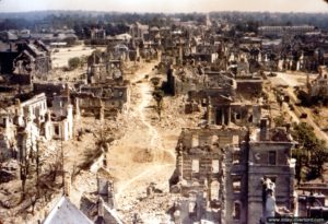 Le centre-ville de Saint-Lô en ruines en août 1944. Photo : US National Archives