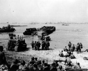 Déchargement de la cargaison d'un ponton mobile sur la plage d'Omaha. Photo : US National Archives