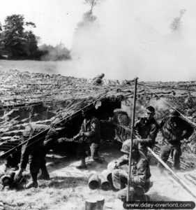 155 mm Howitzer M1 du 312th Field Artillery Battalion de la 79ème division d’infanterie dans le secteur de Cherbourg. Photo : US National Archives