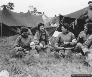 Des WAC marquent une pause au 13th Field Hospital de Saint-Laurent-sur-Mer à Omaha Beach. Photo : US National Archives