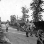 Photos of the 82nd Airborne Division during the Battle of Normandy 65 Le 12 juin 1944, une patrouille entre dans Sainte-Mère-Eglise. Photo : US National Archives