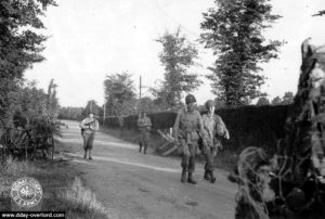 Le 12 juin 1944, une patrouille entre dans Sainte-Mère-Eglise. Photo : US National Archives