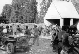 Du ravitaillement pour l'hôpital de campagne de Neuville-au-Plain armé par la 307th Airborne Medical Co. Photo : US National Archives