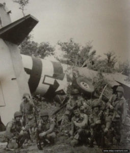 Des paras de la compagnie B du 505th PIR devant l'épave d'un planeur Horsa. Photo : US National Archives