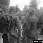 Photos of the 82nd Airborne Division during the Battle of Normandy 57 Deux prisonniers allemands (dont un équipé d'une radio SCR 300) interrogés par le colonel Ekman du 505th PIR. Photo : US National Archives