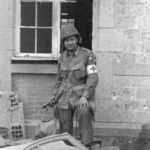 Photos of the 82nd Airborne Division during the Battle of Normandy 45 Le pasteur George Chappie B. Wood du 505th PIR à Sainte-Mère-Eglise. Photo : US National Archives