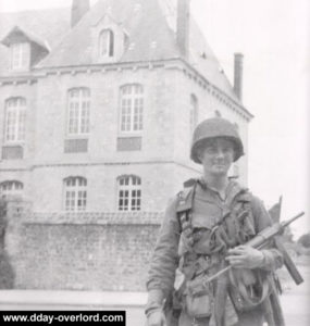Un para du 505th PIR pose devant l'hôpital de campagne à Neuville-au-Plain. Photo : US National Archives