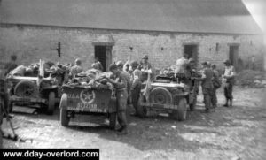 Du ravitaillement pour l'hôpital de campagne de Neuville-au-Plain armé par la 307th Airborne Medical Co. Photo : US National Archives