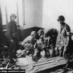 Photos of the 82nd Airborne Division during the Battle of Normandy 44 Un poste médical du 505th PIR soigne les blessés des deux camps à Sainte-Mère-Eglise. Photo : US National Archives