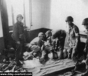 Un poste médical du 505th PIR soigne les blessés des deux camps à Sainte-Mère-Eglise. Photo : US National Archives
