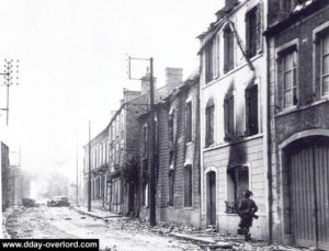 Des paras du 505th PIR dans les ruines de Saint-Sauveur-le-Vicomte. Photo : US National Archives