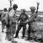 Photos of the 82nd Airborne Division during the Battle of Normandy 67 Deux paras du 507th PIR le 20 juin 1944 à Cretteville Baupte avec des soldats de la 90ème division d'infanterie. Photo : US National Archives