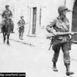 Photos of the 82nd Airborne Division during the Battle of Normandy 38 Patrouille à cheval dans les rues de Sainte-Mère-Eglise. Photo : US National Archives