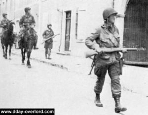 Patrouille à cheval dans les rues de Sainte-Mère-Eglise. Photo : US National Archives