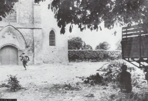 Le 6 juin 1944, le 505th PIR recherche des tireurs isolés dans Sainte-Mère-Eglise. Photo : US National Archives