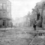 Photos of the 82nd Airborne Division during the Battle of Normandy 37 Le 6 juin 1944, les incendies continent dans Sainte-Mère-Eglise. Photo : US National Archives