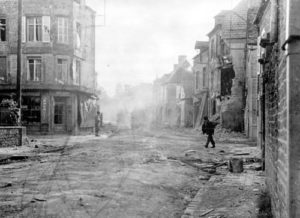 Le 6 juin 1944, les incendies continent dans Sainte-Mère-Eglise. Photo : US National Archives