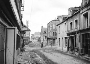 La police militaire stationne sur les carrefours de Sainte-Mère-Eglise. Photo : US National Archives