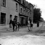 Photos of the 82nd Airborne Division during the Battle of Normandy 47 Patrouille à cheval à Sainte-Mère-Eglise pour ces paras du 505th PIR le 7 juin 1944. Patrouille à cheval à Sainte-Mère-Eglise, rue du Cap de Laine, pour ces paras du 505th PIR le 7 juin 1944. Photo : US National Archives