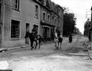 Patrouille à cheval à Sainte-Mère-Eglise pour ces paras du 505th PIR le 7 juin 1944. Patrouille à cheval à Sainte-Mère-Eglise, rue du Cap de Laine, pour ces paras du 505th PIR le 7 juin 1944. Photo : US National Archives