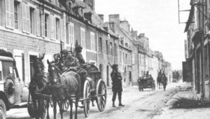 7 juin 1944 : colonne de paras du 505th PIR dans la rue du Cap de Laine à Sainte-Mère-Eglise. Photo : US National Archives