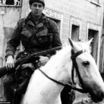 Photos of the 82nd Airborne Division during the Battle of Normandy 48 Patrouille à cheval à Sainte-Mère-Eglise, rue du Cap de Laine, pour ces paras du 505th PIR le 7 juin 1944. Photo : US National Archives