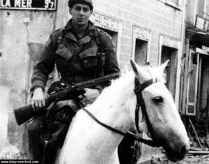 Patrouille à cheval à Sainte-Mère-Eglise, rue du Cap de Laine, pour ces paras du 505th PIR le 7 juin 1944. Photo : US National Archives