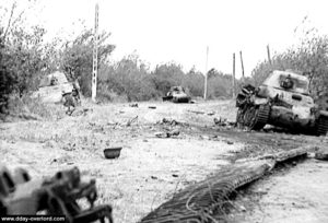 Les chars français du 100. Panzer Ersatz Abteilung détruits sur la chaussée de La Fière le 7 juin 1944. Photo : US National Archives