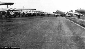 Les C-47 et les planeurs attendent l'ordre de décollage. Photo : US National Archives