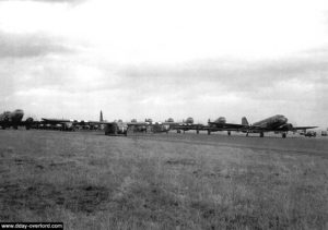 Les C-47 et les planeurs sont prêts à décoller. Photo : US National Archives