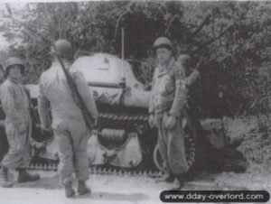 Des paras inspectent les chars français détruits et abandonnés sur la chaussée de La Fière. Photo : US National Archives