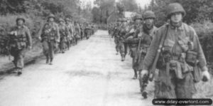 Après les combats, les parachutistes progressent le long de la chaussée de La Fière. Photo : US National Archives